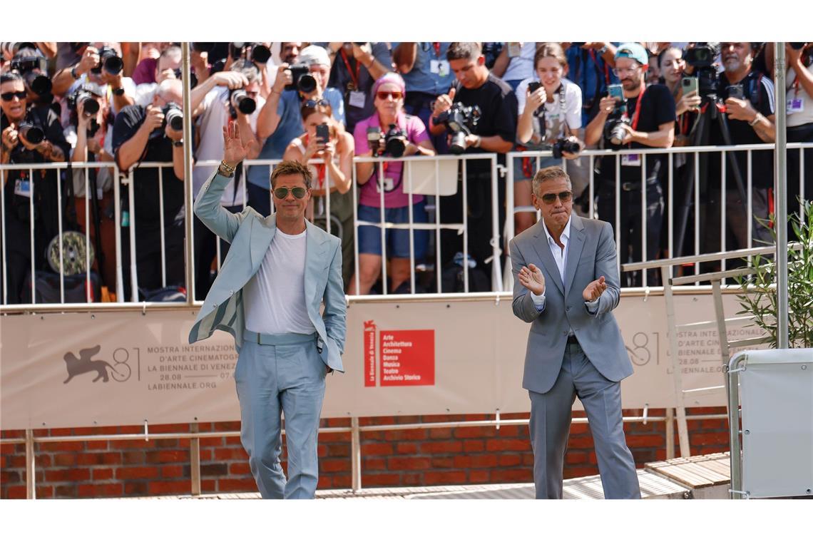 George Clooney und Brad Pitt werden in Venedig von begeisterten Fans empfangen.