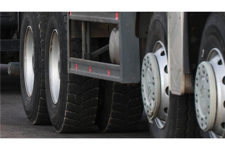 Geparkter Lkw: Ein Mann hat seinen Lastwagen auf der Autobahn abgestellt, um seinen Rausch auszuschlafen (Symbolfoto).