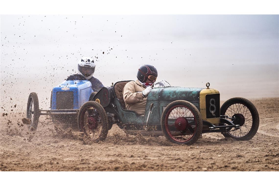 Gerade noch so die Kurve gekriegt: Oldtimerfahrzeuge nehmen am "Race The Waves" teil. Bei dieser einzigartigen Veranstaltung fahren Oldtimer und Motorräder über den South Beach von Bridlington.