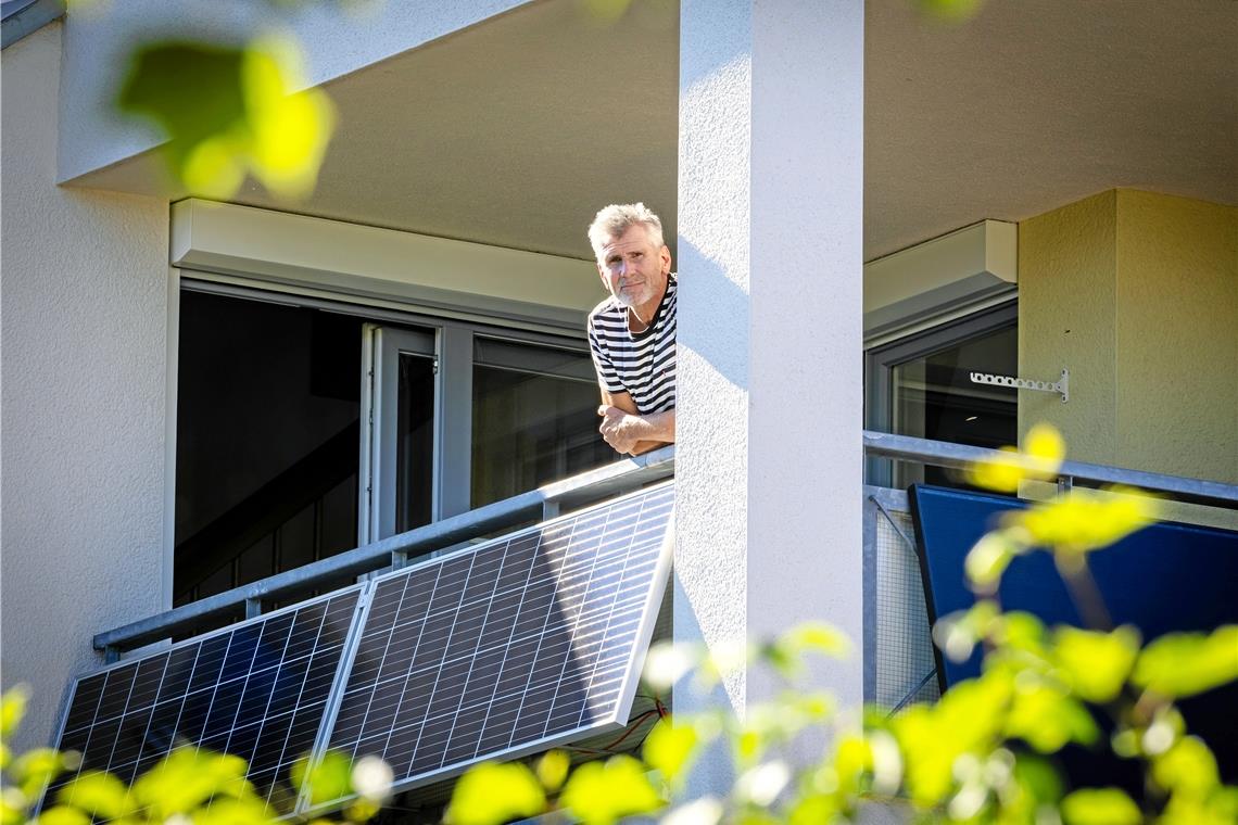 Gerd Wagner mit seinen nach Süden ausgerichteten Modulen (links), rechts daneben die nach Osten ausgerichteten. Foto: Alexander Becher