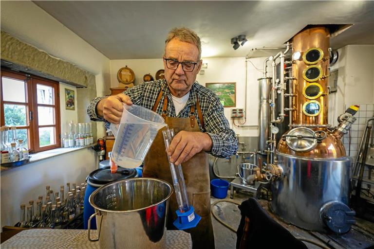 Gerhard Heller geht beim Schnapsbrennen mit Umsicht und sicherer Hand zu Werke. Fotos: Alexander Becher