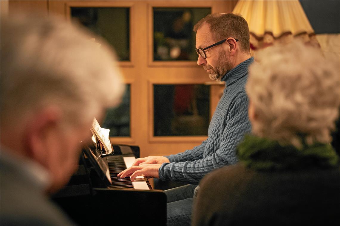 Gerhard Kleesattel begleitet den Abend am Klavier. Fotos: Alexander Becher 