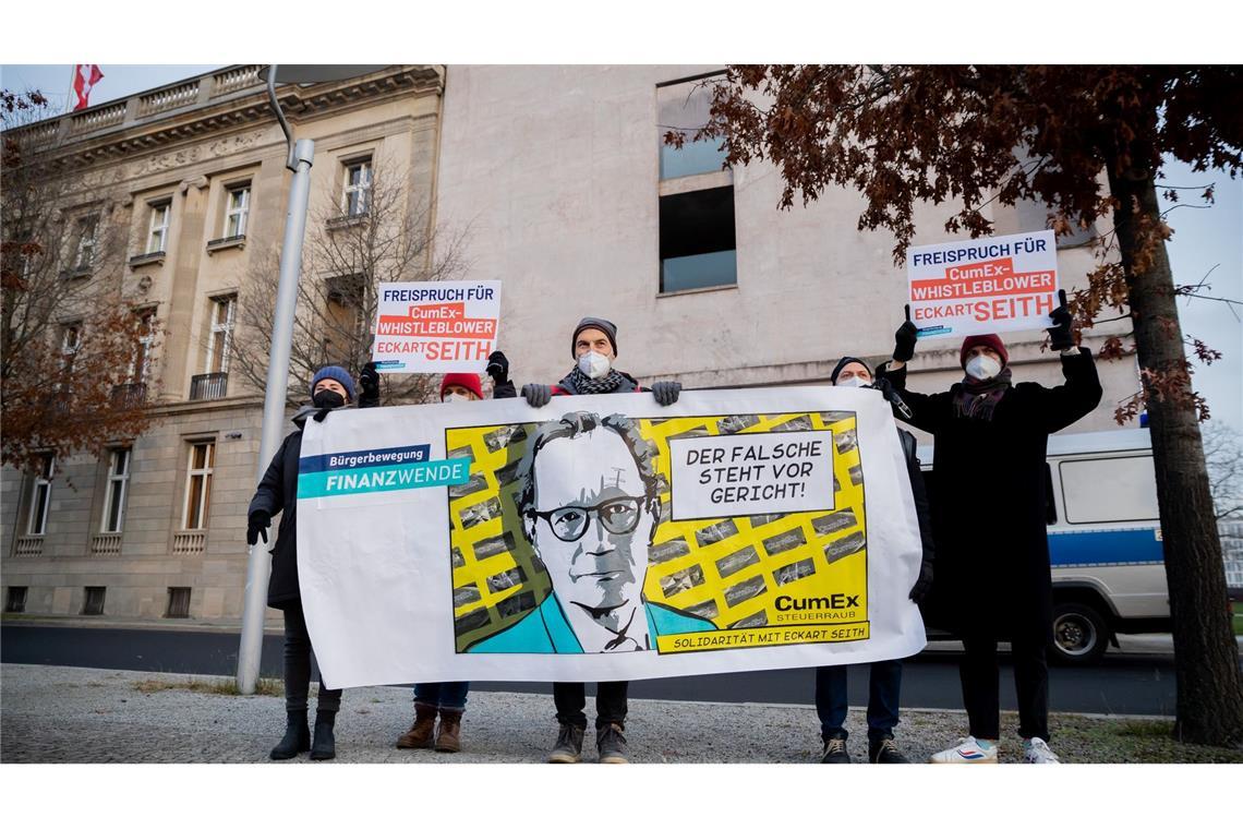 Gerhard Schick (M) nimmt an einer Solidaritätsaktion der Bürgerbewegung Finanzwende für CumEx-Hinweisgeber Eckart Seith teil.