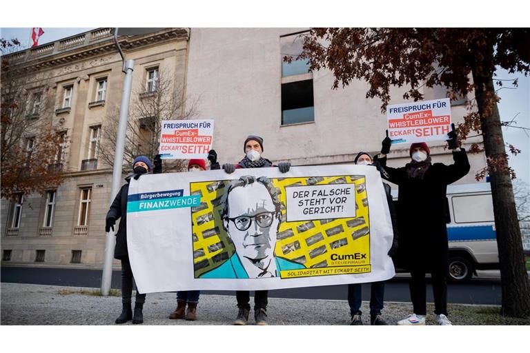 Gerhard Schick (M) nimmt an einer Solidaritätsaktion der Bürgerbewegung Finanzwende für CumEx-Hinweisgeber Eckart Seith teil.