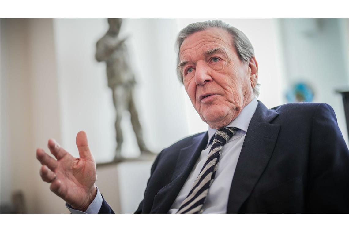 Gerhard Schröder hat  sich zur Behandlung in eine Klinik begeben.