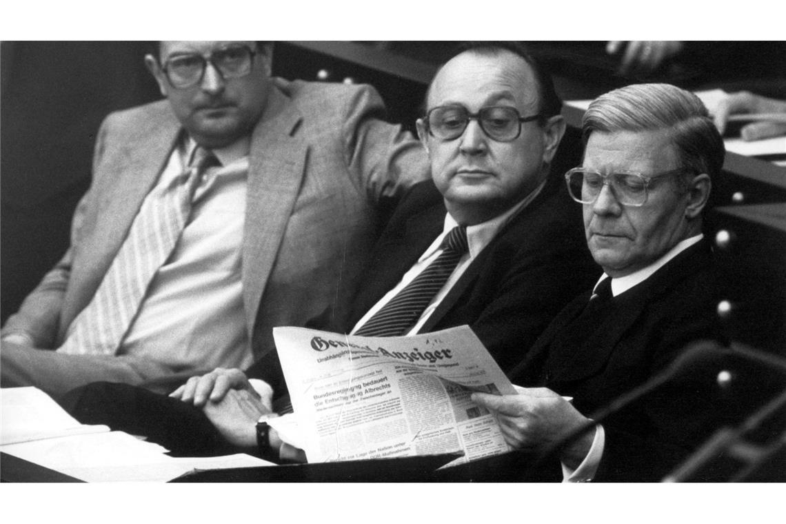 Gerhart Baum (links) mit Hans-Dietrich Genscher und Helmut Schmidt auf der Regierungsbank in Bonn. (Archivbild)