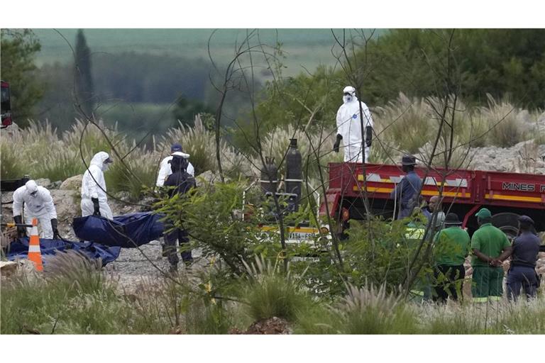 Gerichtsmediziner tragen Leichen während einer Rettungsaktion in einer verlassenen Goldmine.