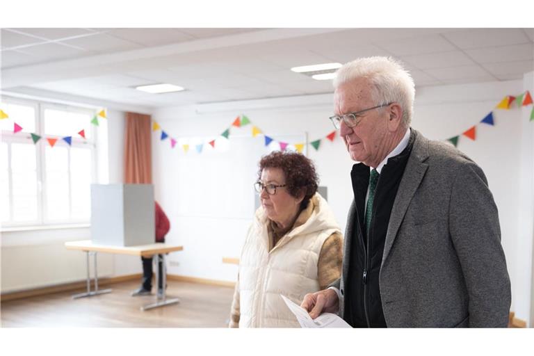 Gerlinde und Winfried Kretschmann im Wahllokal in Laiz.