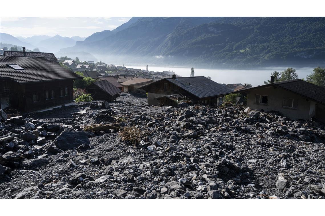 Geröll hat in Brienz Häuser teils meterhoch verschüttet.