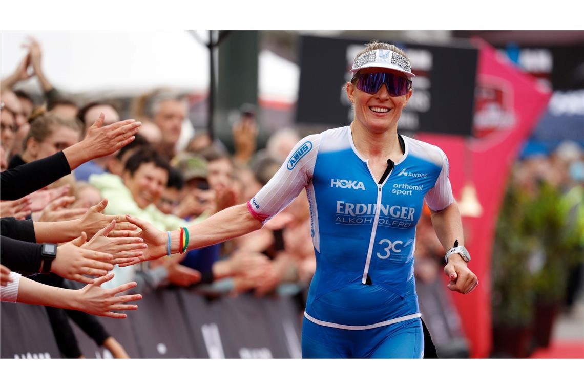 Geschafft: Daniela Bleymehl aus Deutschland erreicht als Dritte das Ziel des Ironman in Hamburg.