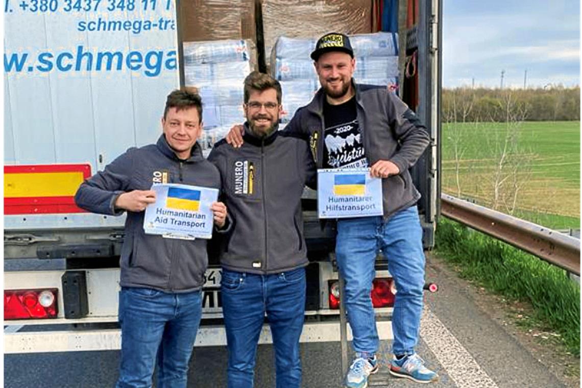 Hilfslieferung in die Ukraine erfordert Improvisationstalent Geschafft: Jonas Oppenländer, Sebastian Krämer und Thomas Pfreundtner (von rechts) vor dem ukrainischen Laster, der mit den über den Verein gesammelten Spenden beladen ist und nun zur Abfahrt bereitsteht. Fotos: privat