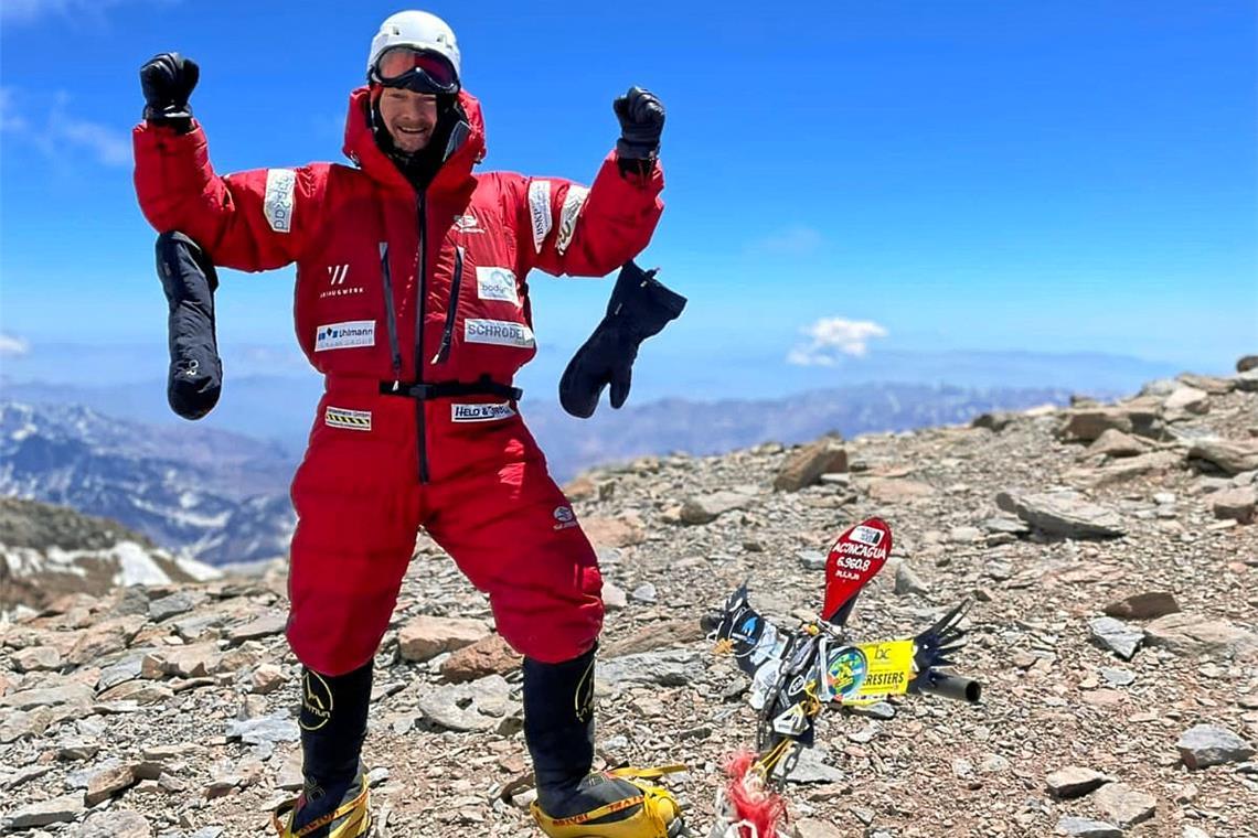 Geschafft: Marc Grün steht bei strahlendem Sonnenschein, aber gefühlten minus 40 Grad Celsius auf dem Gipfel des Aconcagua. Foto: privat