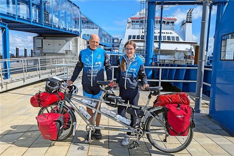 Mit dem Tandem von Weissach im Tal nach Föhr Geschafft: Vater und Tochter kommen glücklich im Fährhafen Dagebüll an. Fotos: privat