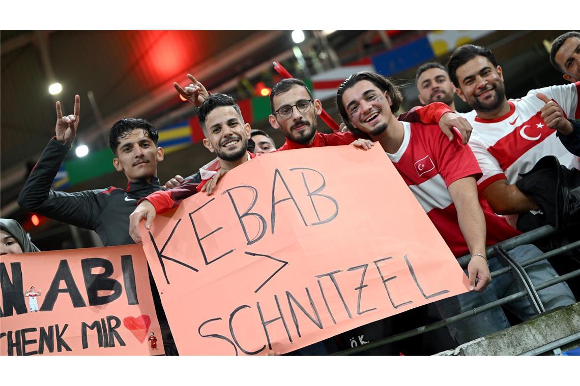 Geschmackssache: Fans der Türkei jubeln nach dem Sieg ihrer Mannschaft im Achtelfinale der Fußball Europameisterschaft über Österreich mit einem Plaket mit der Aufschrift "Kebab größer Schnitzel".