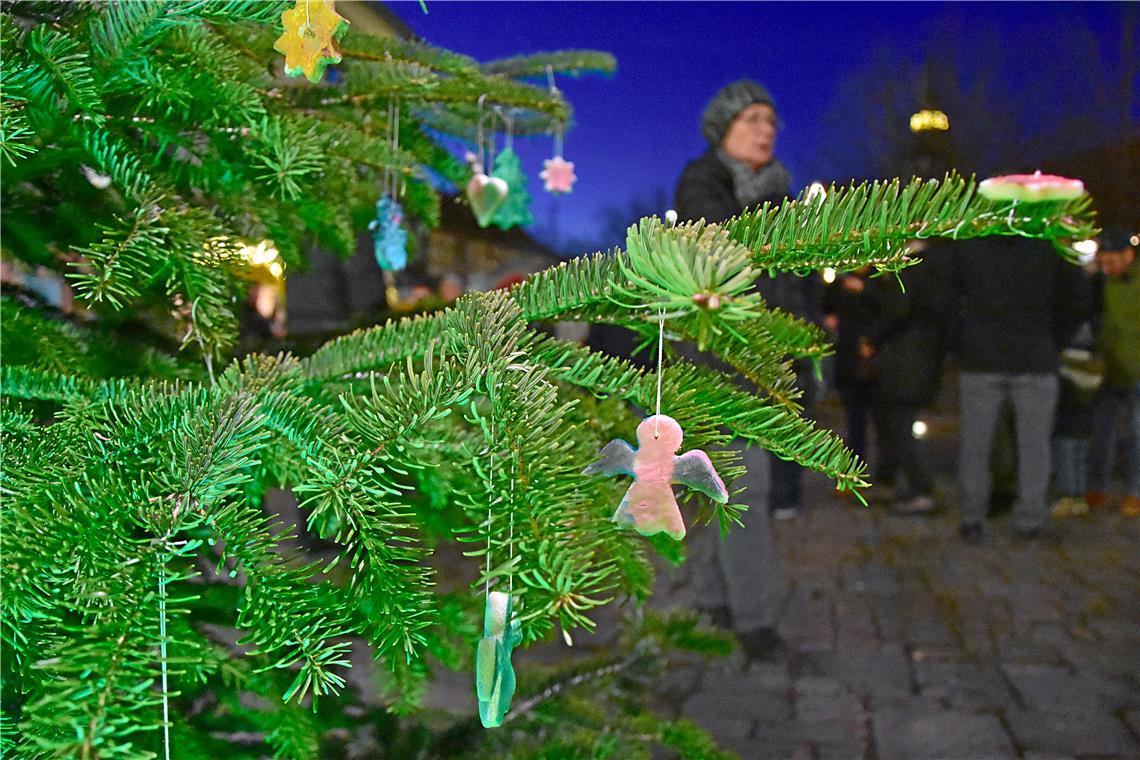 Geschmückte Bäume: Weihnachtsanhänger von den Kindern der Backnanger Betreuungse...