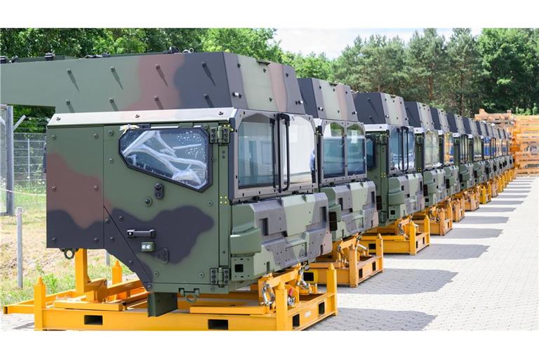 Geschützte Fahrerkabinen für Logistikfahrzeuge der HX-Serie im Rheinmetall-Werk Unterlüß. Der Rüstungskonzern liefert 1515 Militär-Lastwagen an die Bundeswehr.