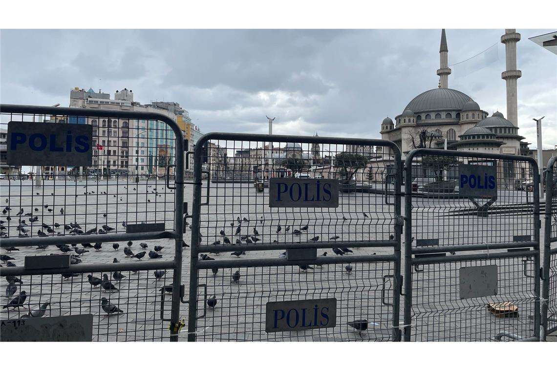 Erdogan-Gegner festgenommen – Putschversuch angeprangert Gesperrt: Der Taksim-Platz in Istanbul.
