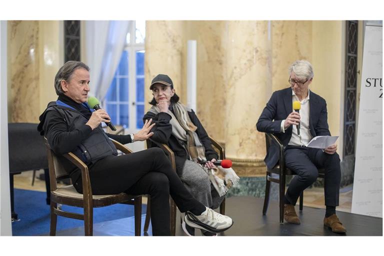 Gesprächsrunde im Opernhaus: Intendant Tamas Detrich, Ballettlegende Marcia Haydée und Moderator Nikolai B. Forstbauer informieren über die Premiere „Mahler x 3 Meister“.