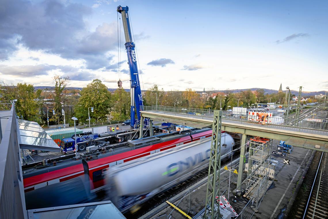 Gestern Nachmittag sind noch Züge unter der neuen (links) und alten Brücke (rechts) hindurchgefahren. Der Kran steht schon bereit, um die Brückenteile auszuheben. Foto: Alexander Becher