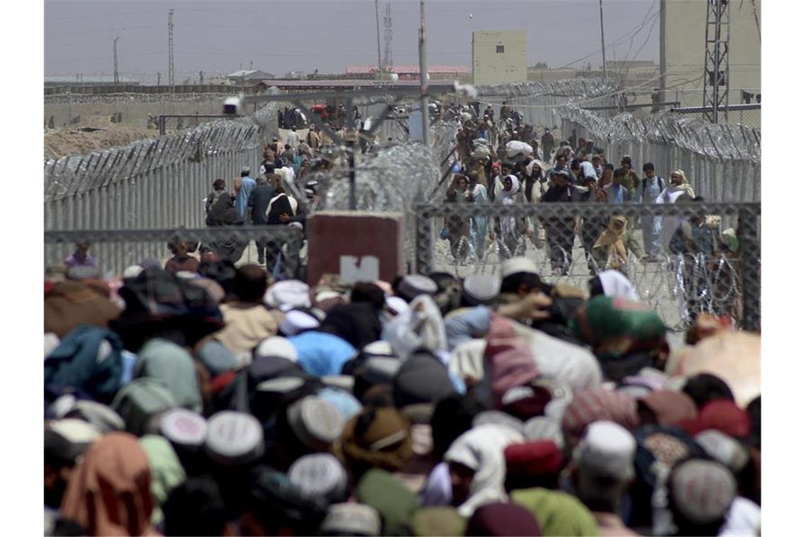 Taliban rücken immer näher an afghanische Hauptstadt Kabul Gestrandete Menschen, die die Grenze zwischen Pakistan und Afghanistan überqueren. Pakistan hat seinen Grenzübergang Chaman zeitweilig geöffnet. Foto: Jafar Khan/AP/dpa