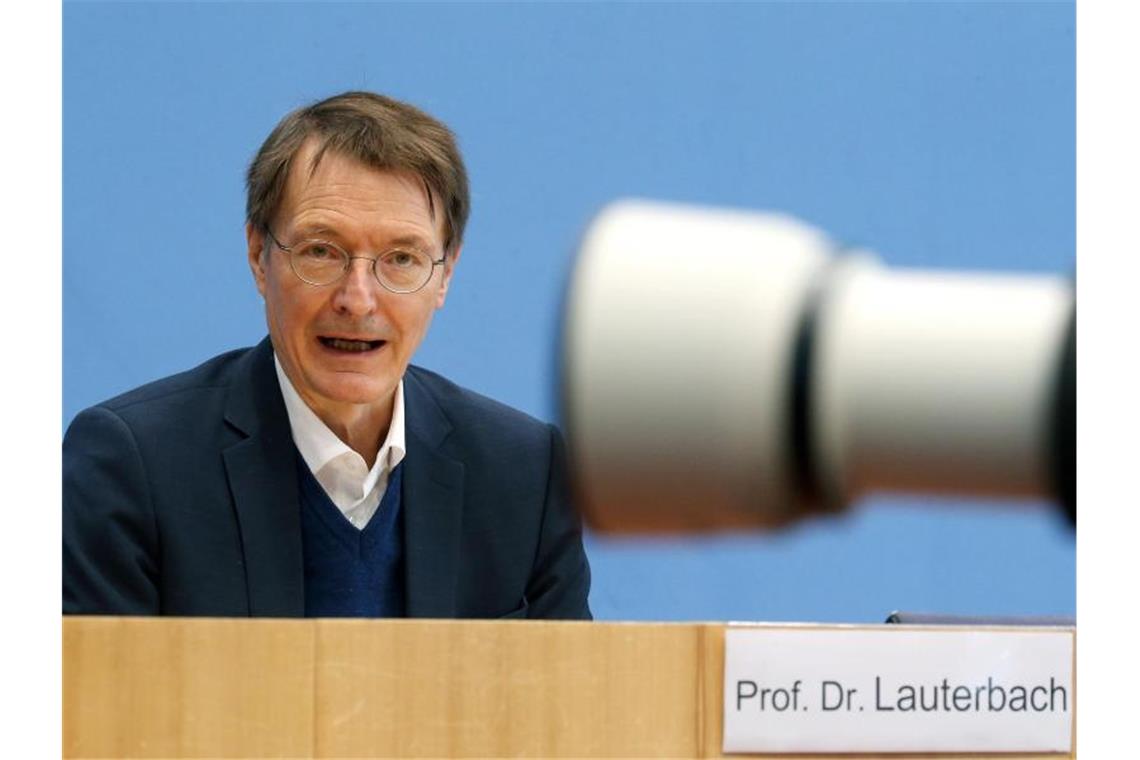 Lauterbach: „Bild“ und Springer fahren Kampagnen gegen mich Gesundheitsminister Karl Lauterbach (SPD), Bundesgesundheitsminister wirft der „Bild“ vor, Unwahrheiten zu verbreiten. Foto: Wolfgang Kumm/dpa