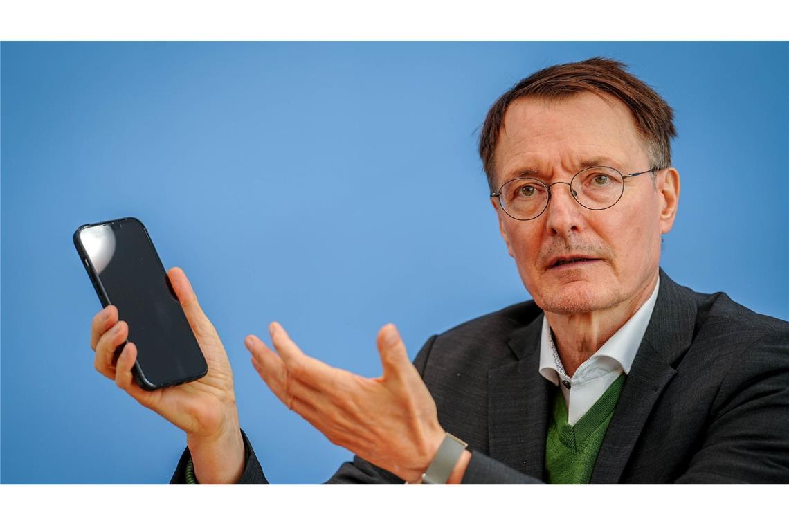 Gesundheitsminister Karl Lauterbach (SPD) wirbt für die elektronische Patientenakte. Versicherte sollen die Akte über eine App ihrer Krankenkasse auf dem Smartphone verwalten können. (Archivbild)