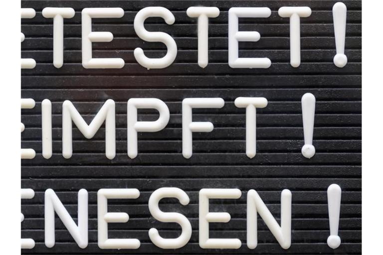 „Getest! Geimpft! Genesen!“ steht auf einem Schild an einer Bar. Foto: Robert Michael/dpa-Zentralbild/dpa/Symbolbild