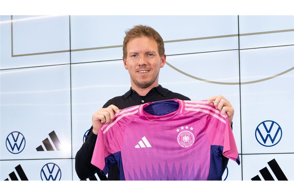 Gewagte Farben? Bundestrainer Julian Nagelsmann präsentierte schon im März das pinkfarbene EM-Trikot des DFB-Teams. (Foto: Archiv)