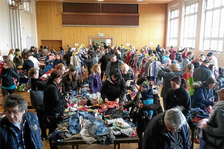 Gewimmel in der Steinbacher Dorfhalle: So dicht gedrängt wie im Frühjahr 2015 soll es beim nächsten Basar am Samstag nicht zugehen.