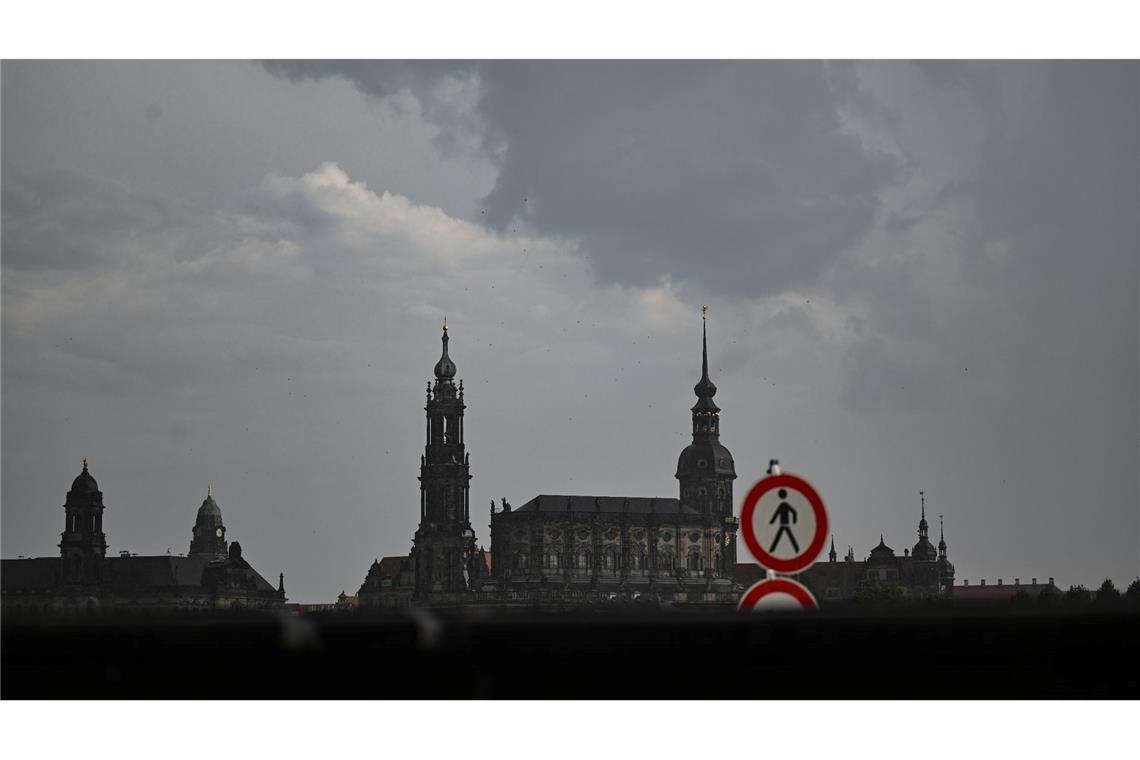 Gewitter beenden vielerorts den sonnigen Tag, wie hier über der Altstadt von Dresden.