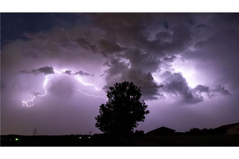 Gewitter kündigen sich im Sommer meist am Tage mit schwüler, feuchter Luft an.