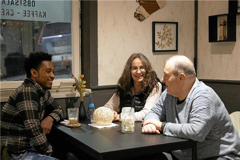 Ghrimay Nuguse (links) hat von seiner Seniorenberaterin bei der Ausbildung und dem Führerschein viel Unterstützung erhalten. Die Hilfe abseits der schulischen Fragen sei nicht ungewöhnlich, so VerAplus-Koordinator Ralf Holzner. Foto: Alexander Becher