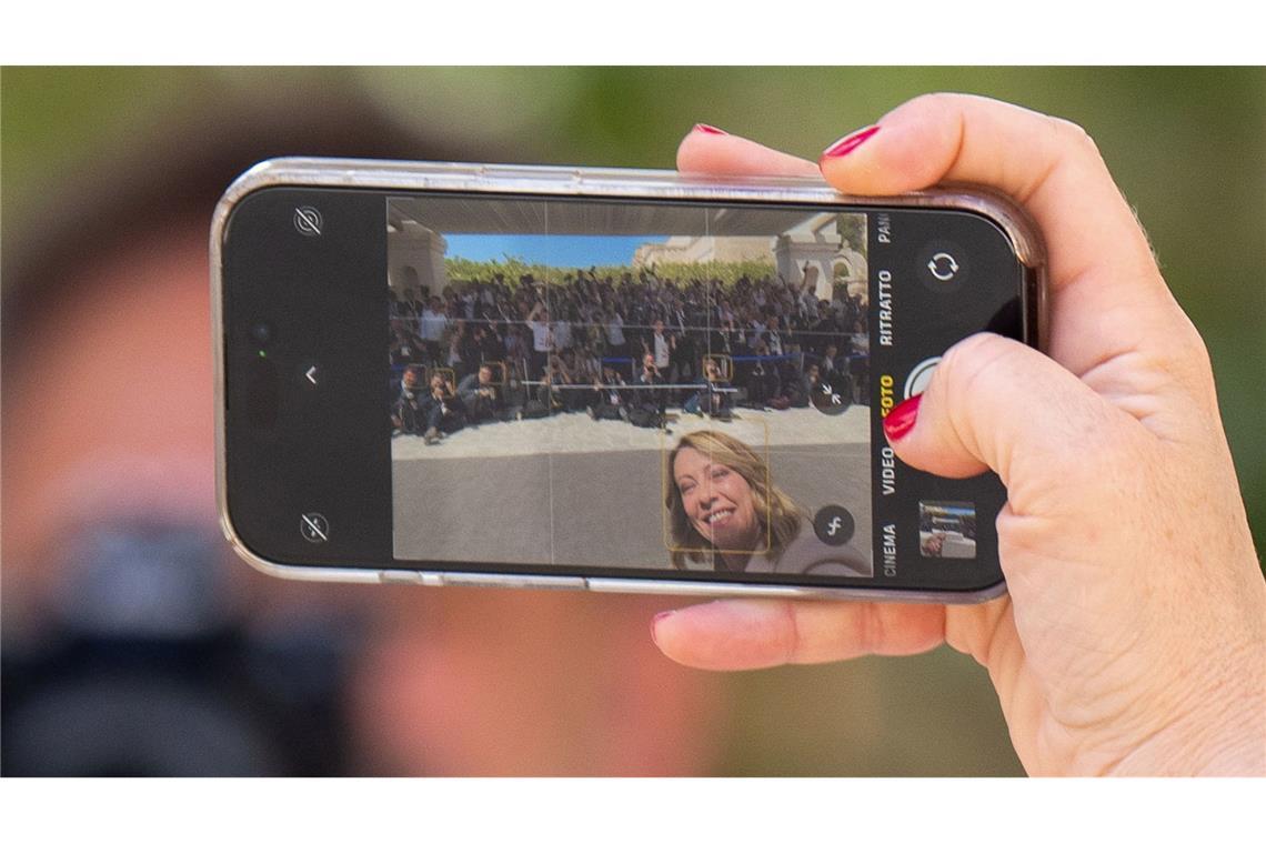 Giorgia Meloni, Ministerpräsidentin von Italien, macht beim G7-Gipfel in Bari ein Selfie mit den Fotografen. Die Staats- und Regierungschefs aus den Industrienationen USA, Kanada, Großbritannien, Frankreich, Italien, Deutschland und Japan kommen zu ihrem jährlichen Treffen in Italien zusammen.