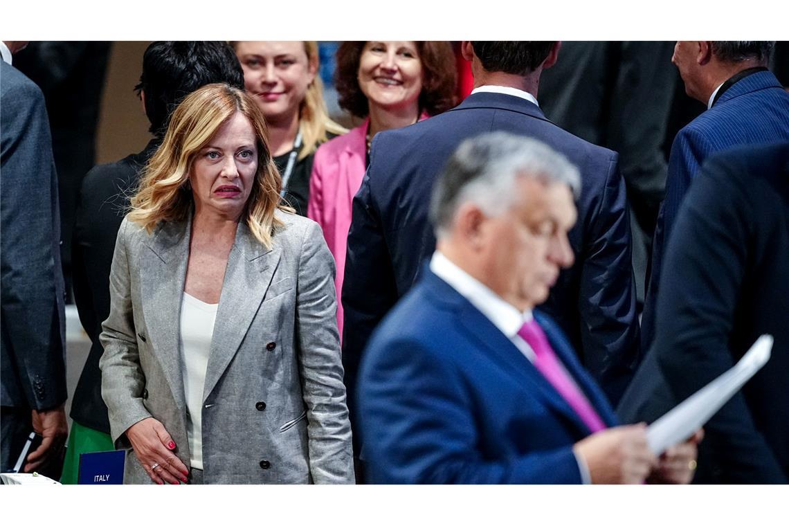 Giorgia Meloni, Ministerpräsidentin von Italien, und Viktor Orbán, Ministerpräsident von Ungarn, nehmen an der Arbeitssitzung beim Nato-Gipfel teil.