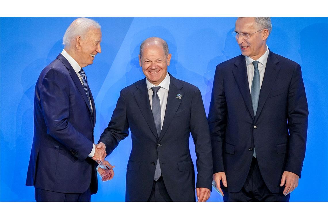 Gipfeltreffen in Washington: Bundeskanzler Olaf Scholz wird von US-Präsident Joe Biden (l) und Nato-Generalsekretär Jens Stoltenberg beim Nato-Gipfel in washington begrüßt.