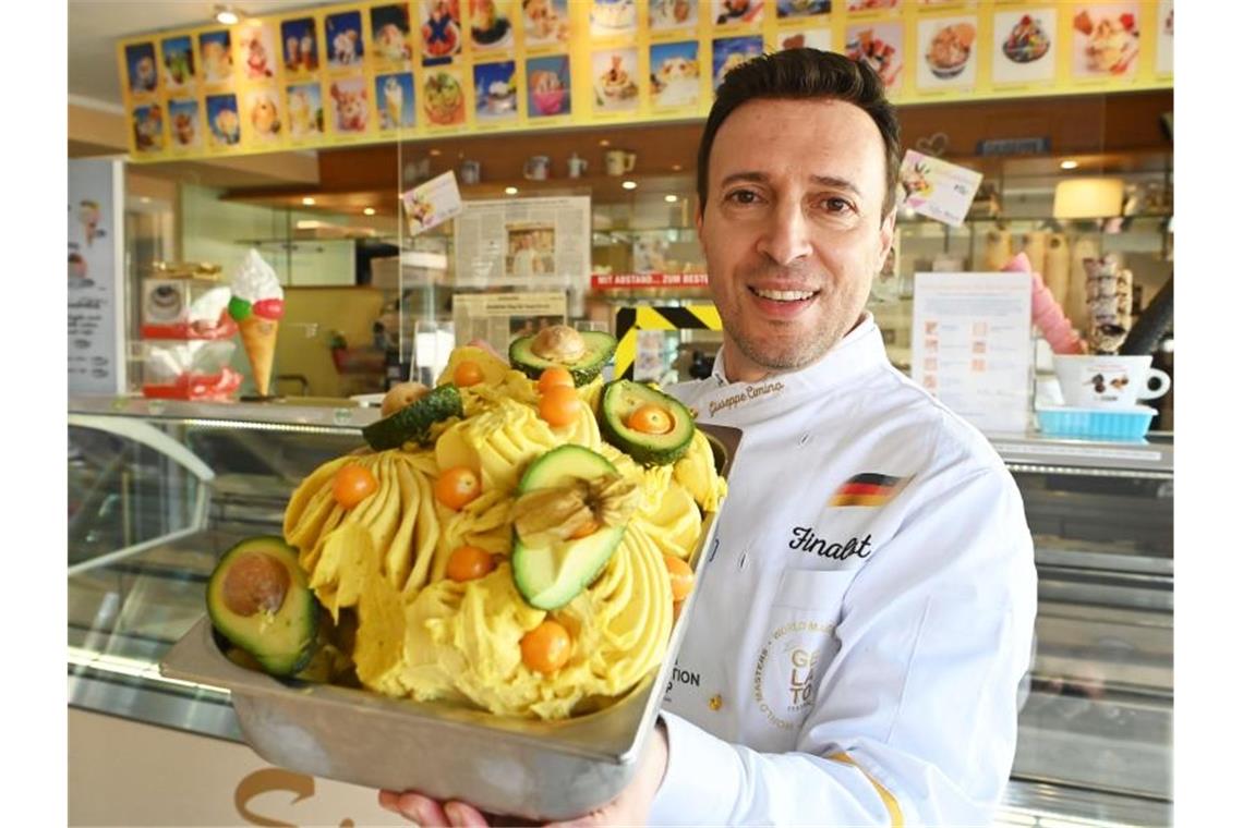 Giuseppe Cimino in seiner Eisdiele. Foto: Uli Deck/dpa/Archivbild