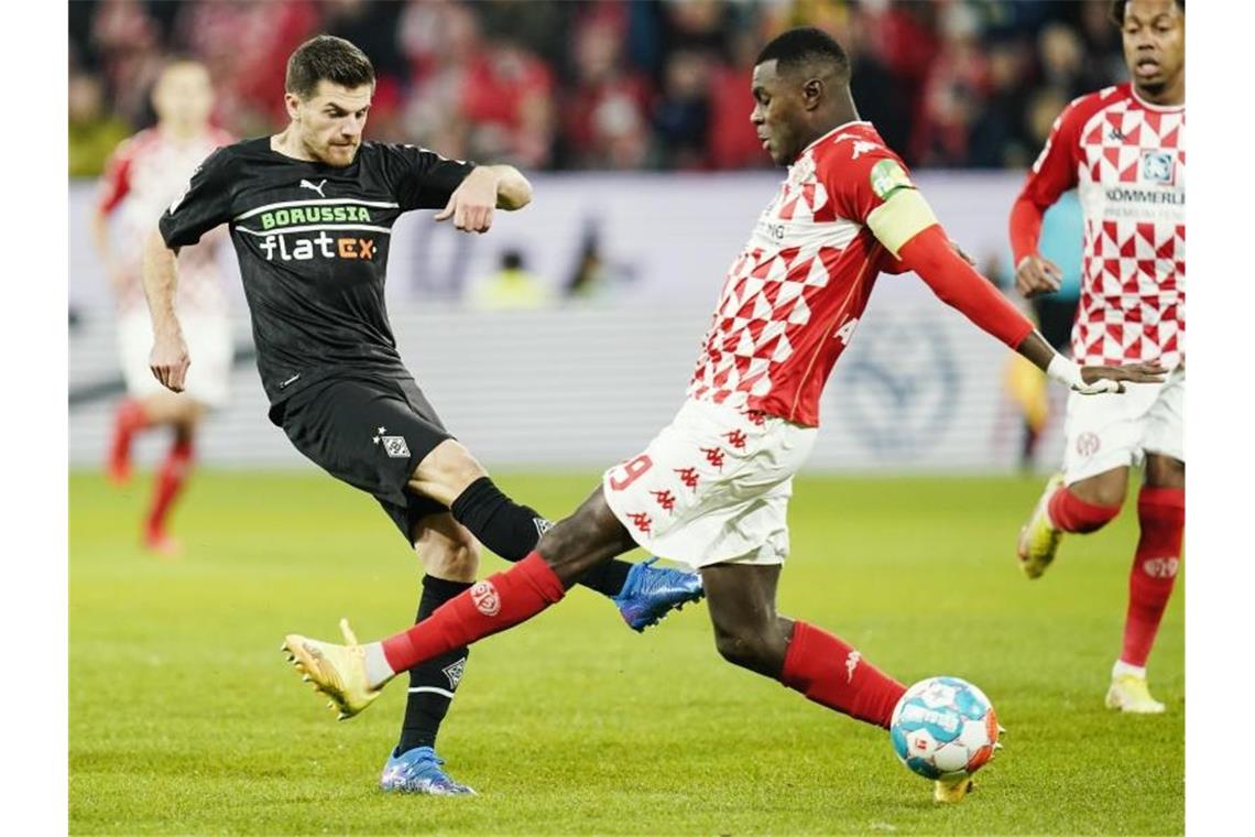 1:1 - Mönchengladbach verpasst Sieg in Mainz Gladbachs Jonas Hofmann (l) und Moussa Niakhaté vom FSV Mainz 05 im Zweikampf. Foto: Uwe Anspach/dpa