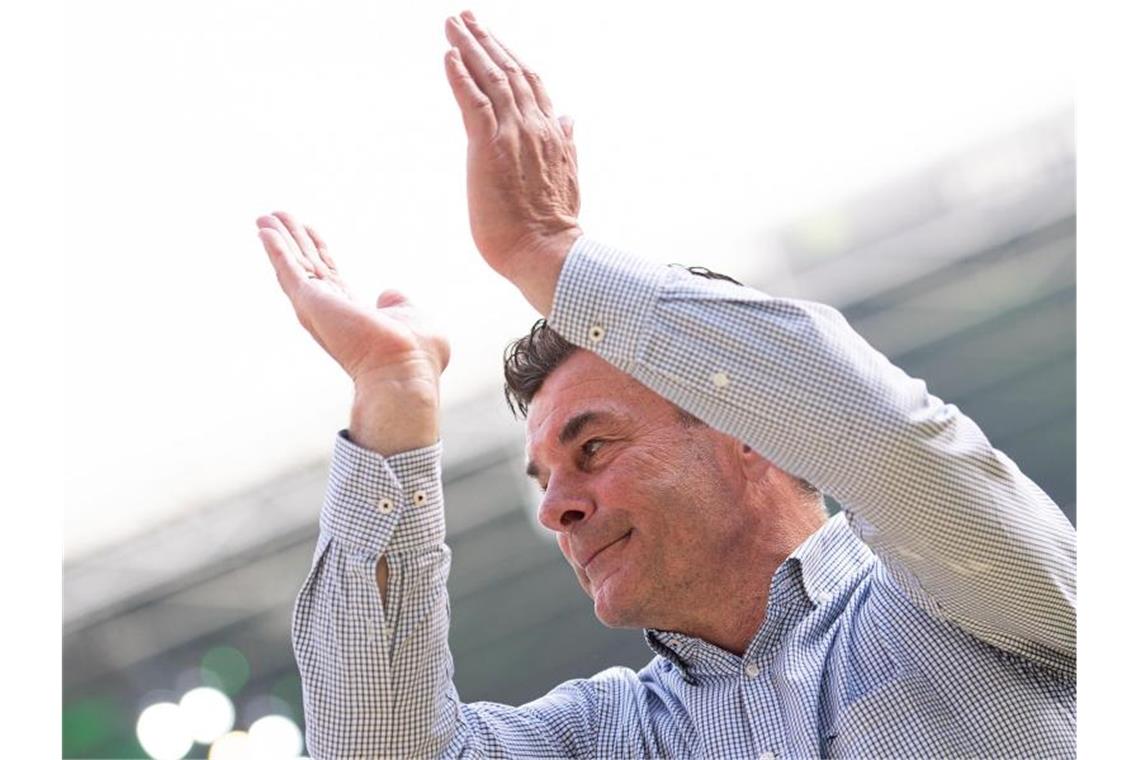 Heckings Abschied mit Tränen - Sommer lobt Coach Gladbachs Trainer Dieter Hecking verabschiedet sich von den Fans. Foto: Marius Becker