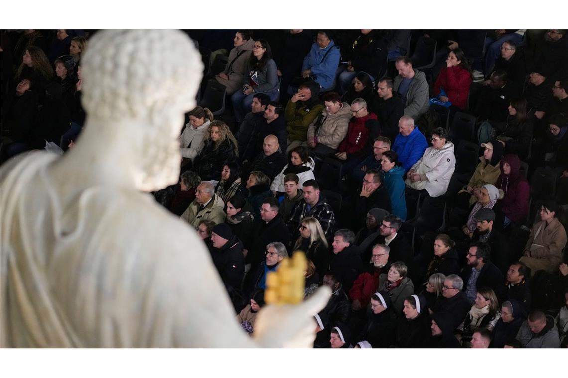 Gläubige beten den Rosenkranz für die Gesundheit von Papst Franziskus auf dem Petersplatz im Vatikan.