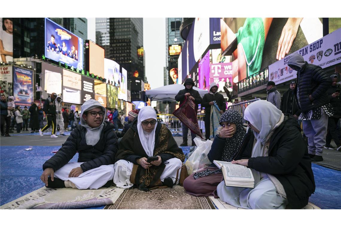 Gläubige Muslime versammeln sich zum Taraweeh-Gebet am Times Square in New York.