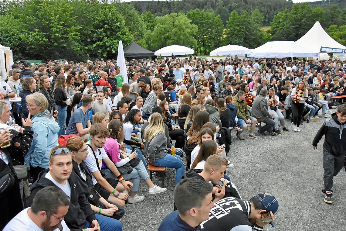 Gleich geht es los mit der Euro im eigenen Land. Der Festplatz am Rand von Allme...