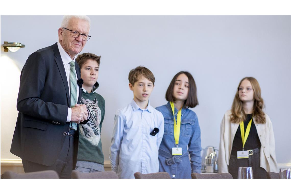 Gleich geht’s los: Die Kinderreporterinnen und Kinderreporter Lennart, Paul, Dana und Louisa (v. l. n. r.) sind bereit zum Interview mit Winfried Kretschmann im Kabinettssaal der Villa Reitzenstein.