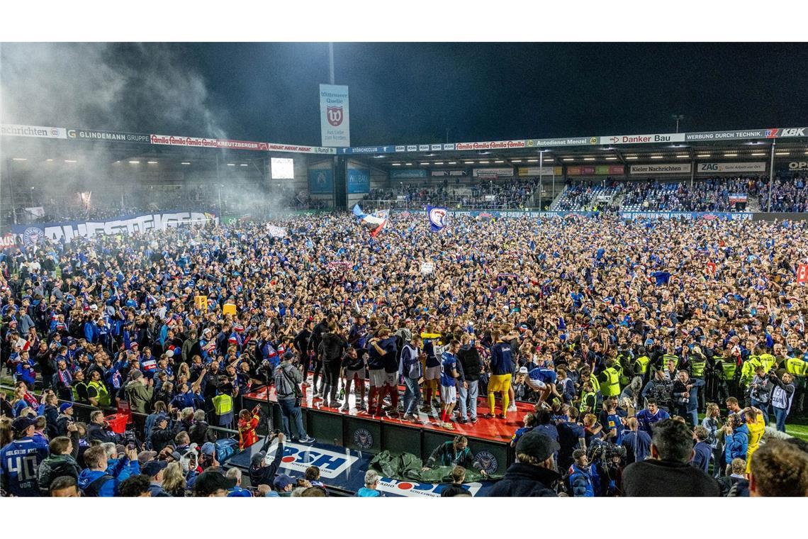 Gleich nach dem Schlusspfiff stürmten die Fans von Holstein Kiel auf den Rasen, um mit den Spielern den ersten Bundesliga-Aufstieg in der Vereinsgeschichte zu feiern. Ein 1:1 reichte im Spitzenspiel gegen Fortuna Düsseldorf.