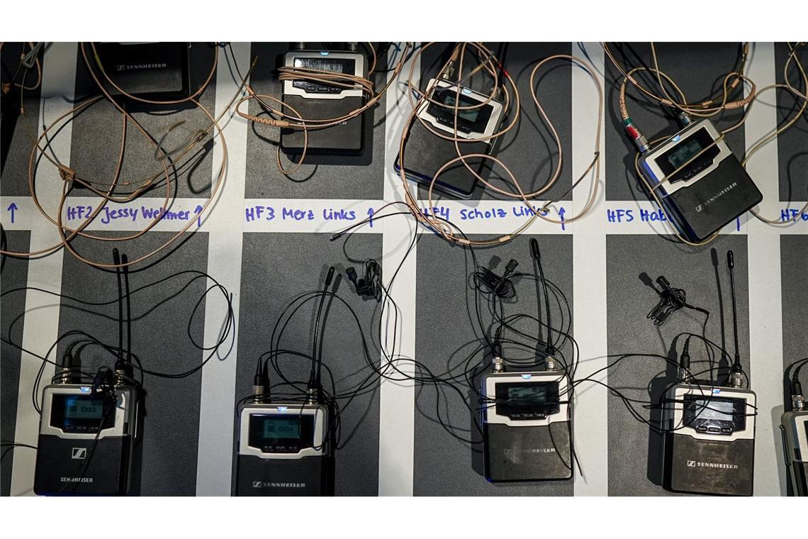 Gleich werden die Gäste verkabelt. Vor Beginn der ARD-Sendung liegen die Mikrofone der Kanzlerkandidaten auf einem Tisch.