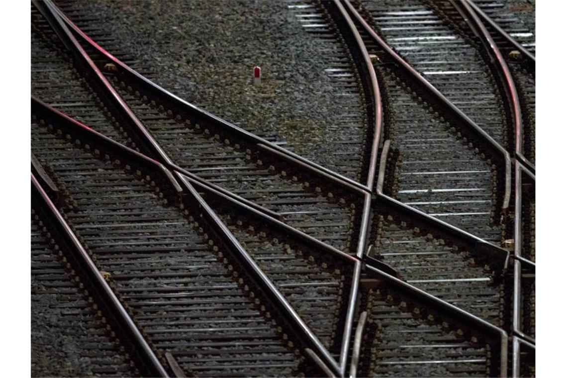 S-Bahn soll zwischen Baden-Württemberg und Bayern fahren Gleise sind vor einem Hauptbahnhof zu sehen. Foto: Hendrik Schmidt/zb/dpa/Symbolbild