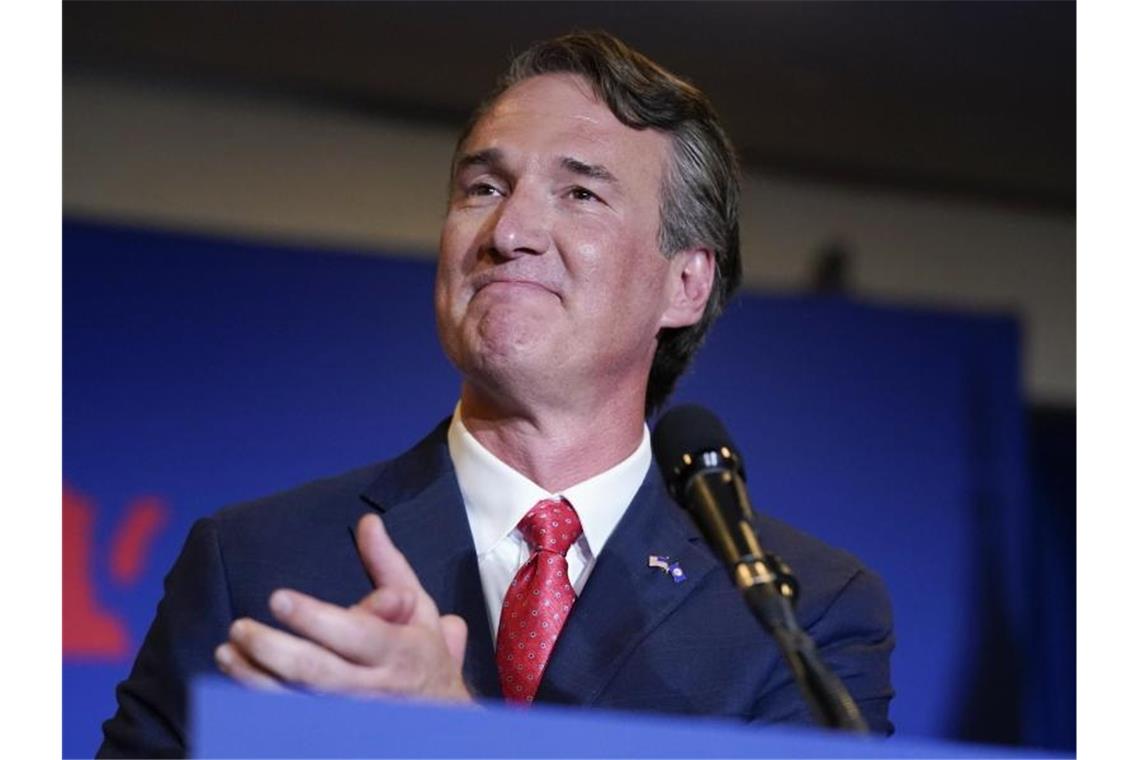 Schlappe für Biden - Republikaner gewinnt in Virginia Glenn Youngkin, gewählter Gouverneur von Virginia, feiert seinen Wahlsieg bei einer Wahlparty, nachdem er den Demokraten McAuliffe besiegt hat. Foto: Andrew Harnik/AP/dpa