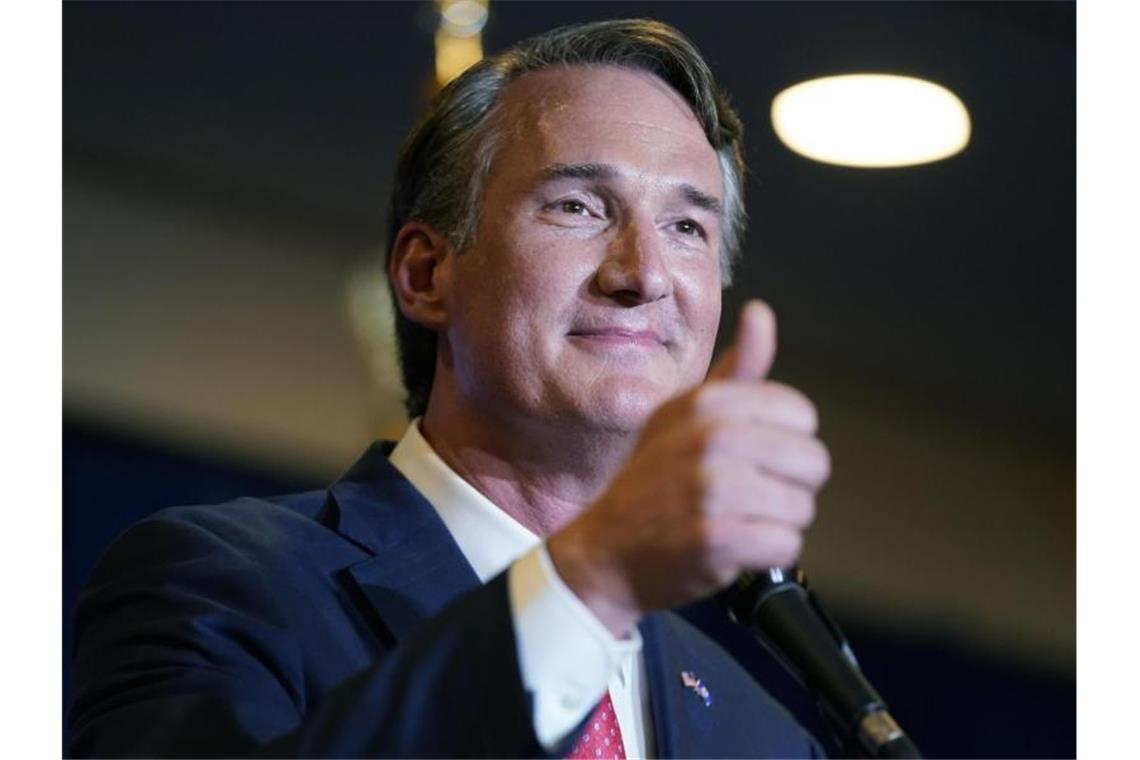 Schlappe für Biden - Republikaner gewinnt in Virginia Glenn Youngkin, gewählter Gouverneur von Virginia, zeigt den Daumen hoch bei einer Wahlparty, nachdem er den Demokraten McAuliffe besiegt hat. Foto: Andrew Harnik/AP/dpa