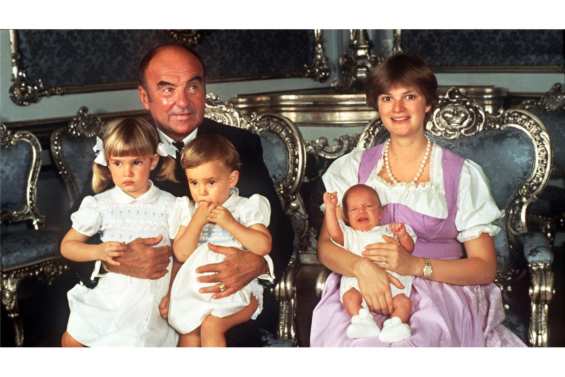 Gloria Fürstin von Thurn und Taxis als junge Mutter mit ihrem Mann, Johannes Fürst von Thurn und Taxis, und den drei Kindern (l-r) Maria Theresia, Elisabeth und Albert im Juni 1983. (Archivbild)