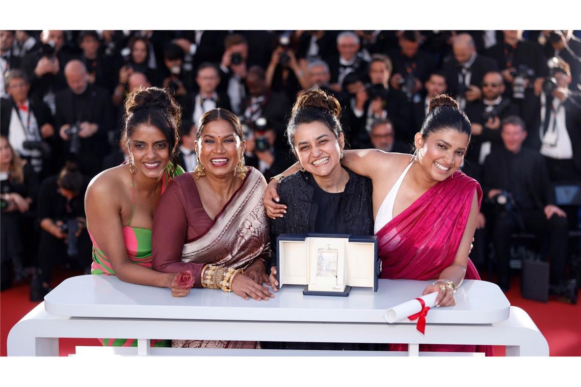 Glücklich strahlt Regisseurin Payal Kapadia (2.v.r) mit den Darstellerinnen ihres Films "All We Imagine as Light" bei der Preisverleihung in Cannes. Für Film bekam sie den Hauptpreis ("Grand Prix") verliehen.
