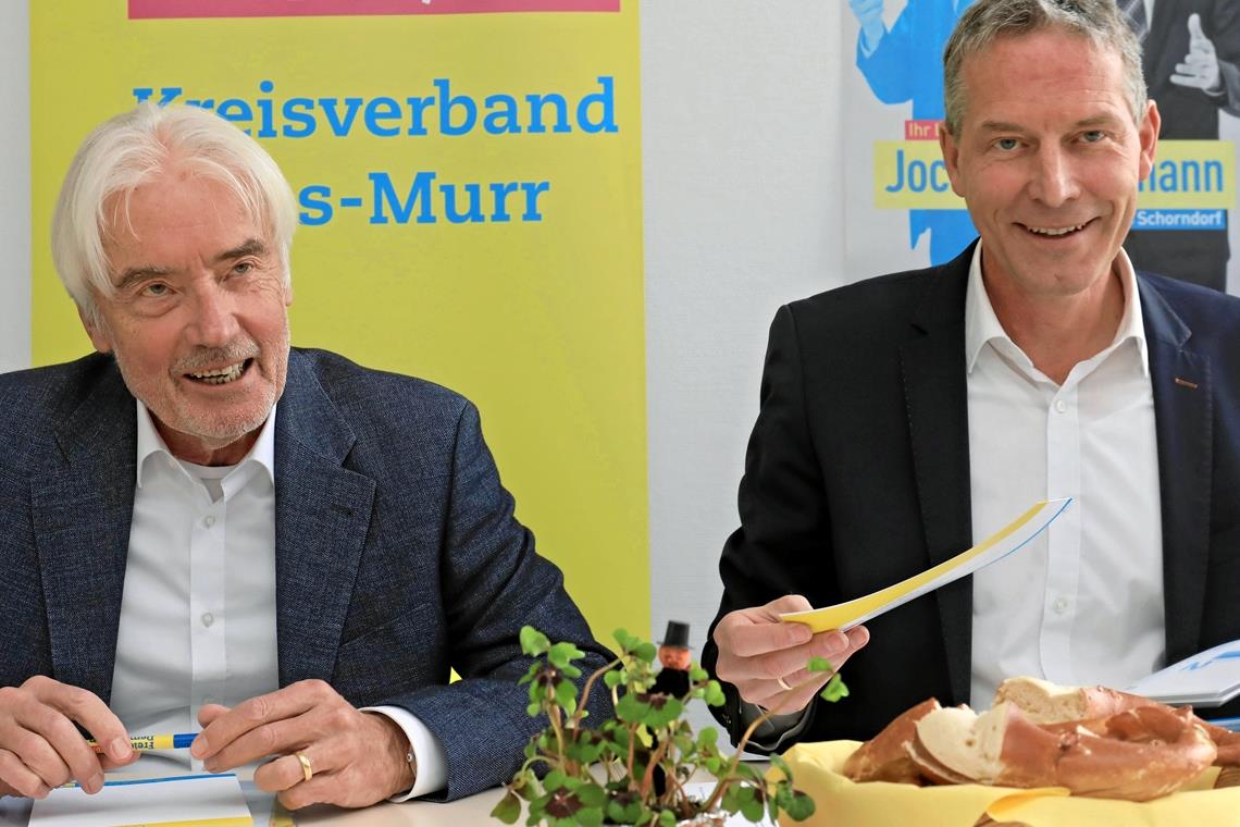 Dauernörgler wollen sie nicht sein Glücksklee und Butterbrezeln neben Arbeitsunterlagen da kann doch im neuen Jahr nichts mehr schieflaufen bei Ulrich Goll und Jochen Haußmann von der FDP. Foto: G. Habermann